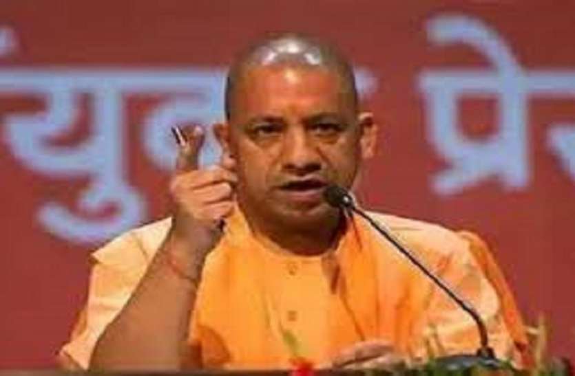yogi सर मुंडवाने वाले शिक्षकों पर सीएम योगी का तंज- पिछले जन्मों के कर्म भुगत रहे हैं ये धरना देने वाले