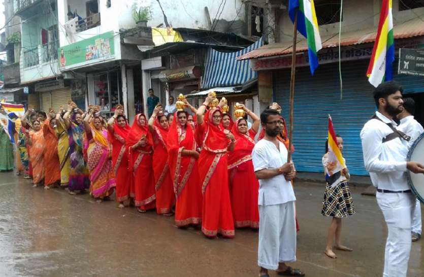 jain भगवान श्रीजी एवं घट की शोभायात्रा निकाली