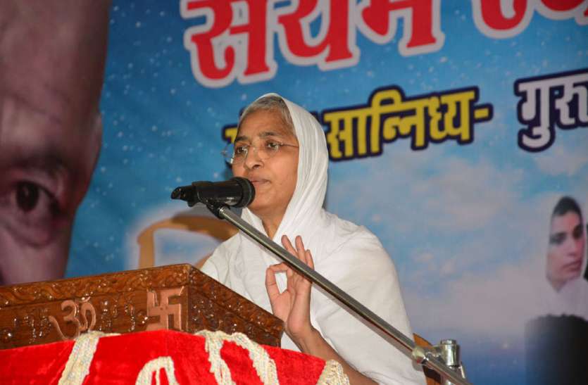 dharmsabha in karguan jain temple jhansi 'भाव में विशुद्धि ही धर्म है और भाव में कलुषिता आ जाना अधर्म'