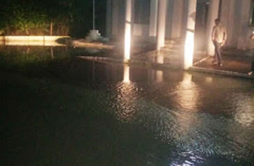 Jmajm United Collectorate campus wet from rain झमाझम बारिश से संयुक्त कलेक्ट्रेट परिसर तरबतर
