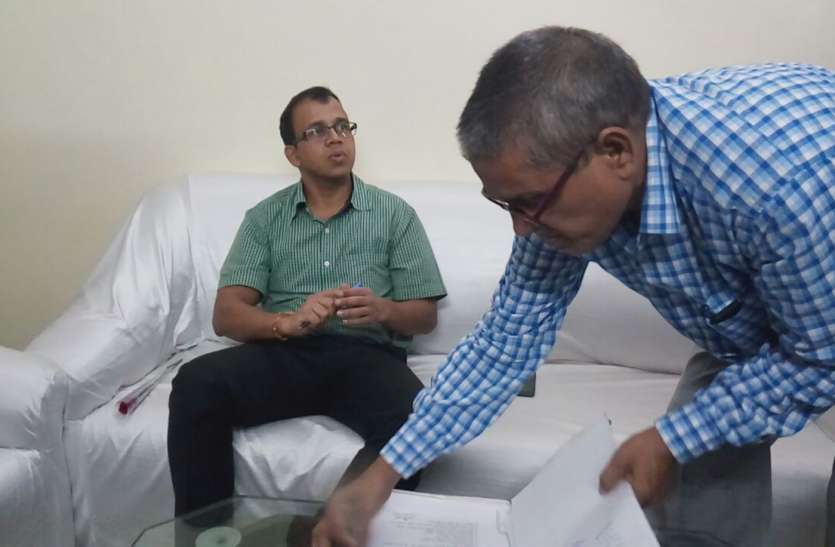 commissioner gorakhpur 18 साल की नौकरी में 14 जिलों के डीएम और दो जगह कमिश्नर रह चुके हैं आईएएस