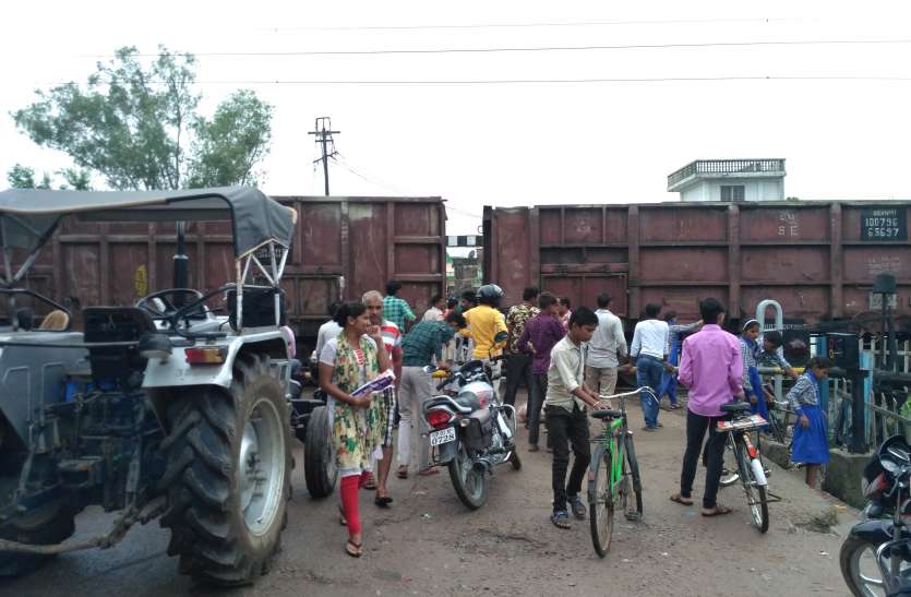 crossing Manning engine fails manline Udaipur Khajuraho Intercity रेलवे क्रॉसिंग पर मैन लाइन पर मालगाड़ी का इंजन फेल, खड़ी रही उदयपुर-खजुराहो इंटरसिटी