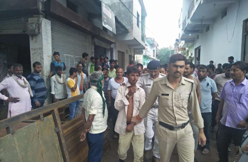 Thieves caught by the bank police बैंक में पैसे जमा करने आए युवक के बैग से डेढ़ लाख रुपए निकालकर भाग रहे चोर को लोगों ने पकड़ा