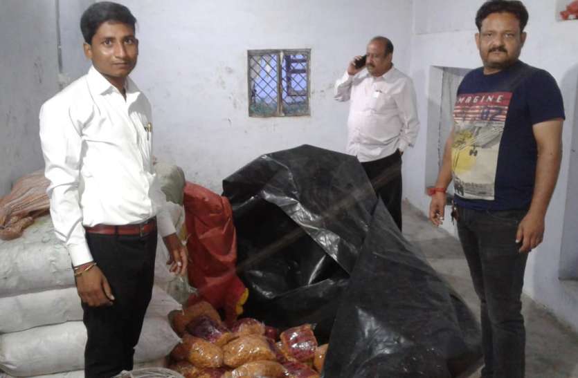 Guerilla action Mix gut sacks Seized food without brand छापामार कार्रवाई में 50 मिक्स गुटखें की बोरियां, 30 बोरी बिना ब्रांड का नमकीन जब्त