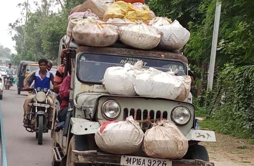 Passing loads of goods carriers only in check-off paper माल वाहकों में भरी जा रही सवारियां, चैकिंग अभियान बंद केवल कागजों में
