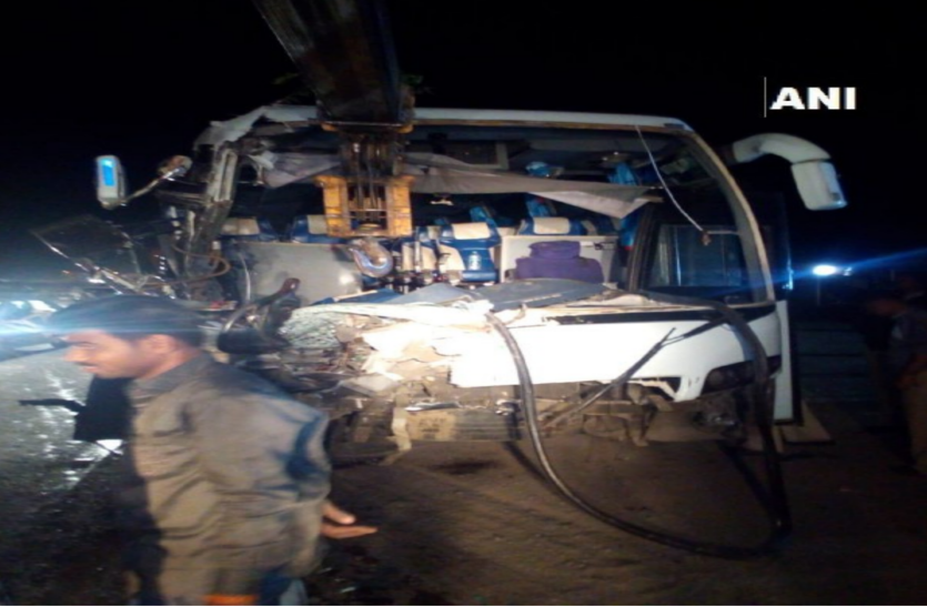 buss accident कंटेनर से टकराई 40 डॉक्टरों से भरी बस,ड्राइवर ने गंवाई जान,30 डॉक्टर हुए जख्मी