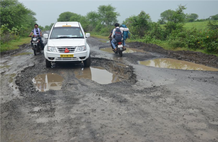 Road to place in Agasoud road, road not left for two years आगासौद रोड में हुए जगह-जगह गड्ढे, दो साल भी नहीं चली सड़क