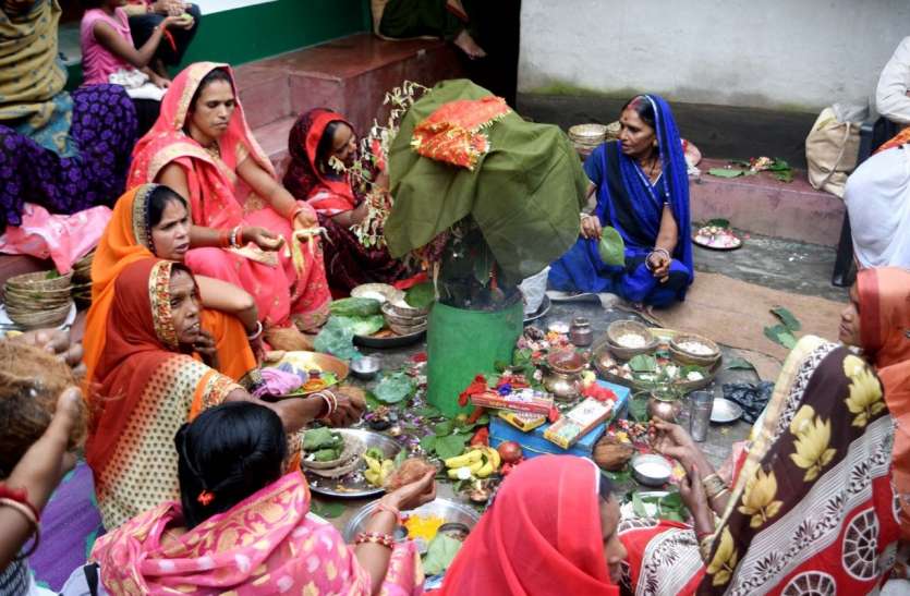 Mothers kept fast for longevity of son पुत्र की दीर्घायु के लिये माताओं ने रखा व्रत