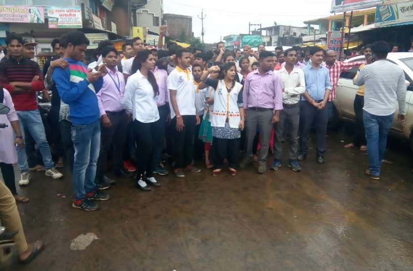 Saket city residents and students protest सड़क की मांग को लेकर साकेत नगर के रहवासियों व छात्रों ने किया चक्काजाम