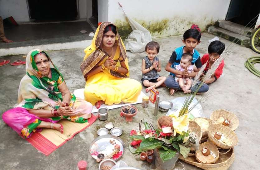 Mothers kept the fast for every long time, kept a stream of rice and c पुत्र की दीर्घायु के लिए माताओं ने रखा हर छठ का व्रत, निर्जला व्रत रखकर पसही चावल का किया सेवन