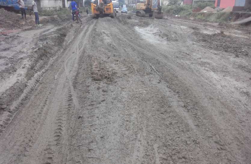 The truck trapped in a swamp road, jammed for four hours दलदलयुक्त सड़क में फंसा ट्रक, चार घंटे तक लगा रहा जाम