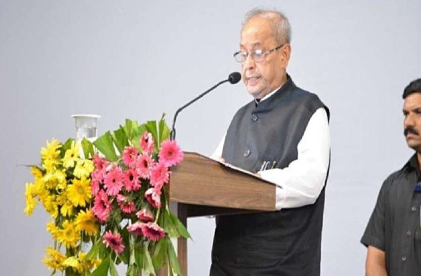 pranab आरएसएस के बाद भाजपा के कार्यक्रम में पहुंचे पूर्व राष्ट्रपति प्रणब मुखर्जी, स्मार्ट ग्राम योजना का किया उद्घाटन