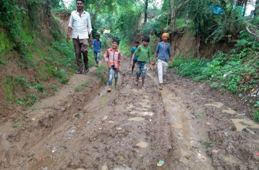 The voter of the second village on the land of a village, is entangled in this round 200m road, the rural people coming from mud एक गांव की जमीन पर दूसरे गांव के वोटर, इसी चक्कर में उलझी है २०० मीटर सड़क, कीचड़ से आना-जाना कर रहे ग्रामीण