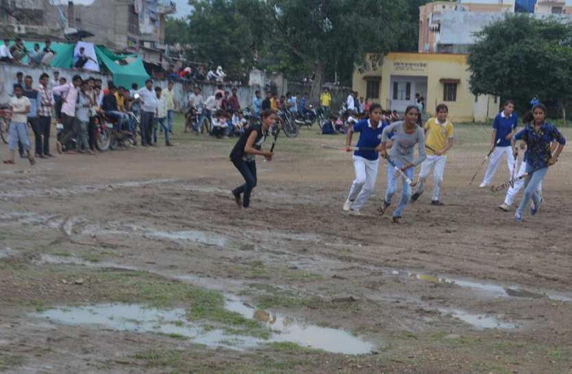 keechad se sane maidaan mein khila rahe hokee कीचड़ से सने मैदान में खिला रहे हॉकी