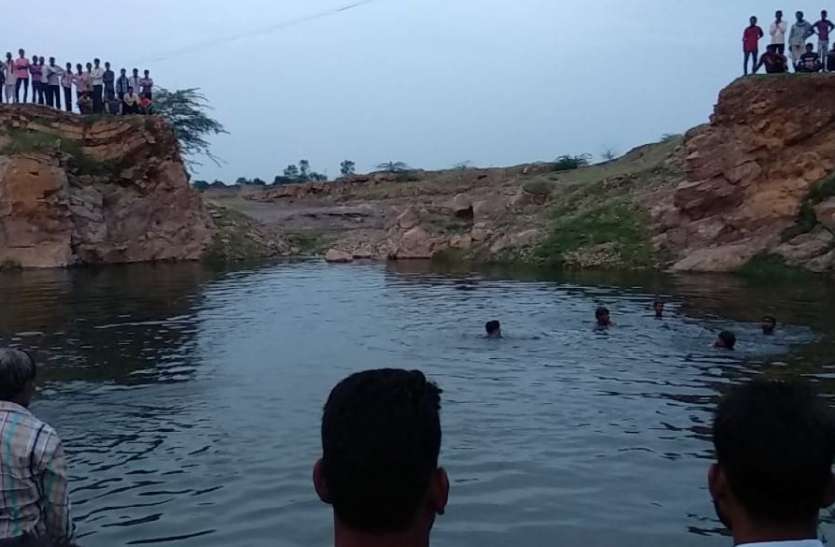 khadaan ke paanee mein sama gae do yuvak खदान के पानी में समा गए दो युवक