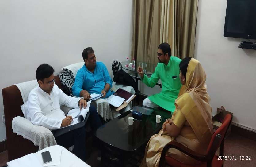 patrika Breaking: दिल्ली की कमेटी राजनांदगांव में बैठकर तलाश रही कांग्रेस के केंडीडेट, दावेदारों का लगा मेला, Video