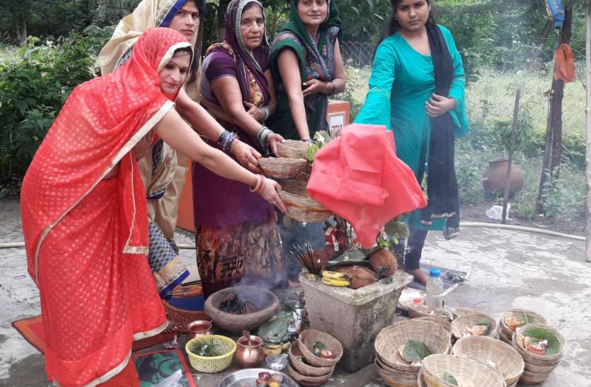 For the long life of the son, the women kept the Halhishthi fast पुत्र की लम्बी उम्र की कामना के लिए महिलाओं ने रखा हलषष्ठी व्रत