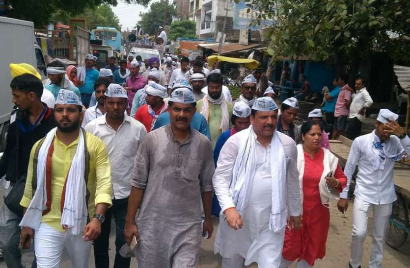 aap leader sanjay singh गन्ना किसानों के बकाए के लिए आम आदमी पार्टी नेता संजय सिंह ने शामली में की पदयात्रा