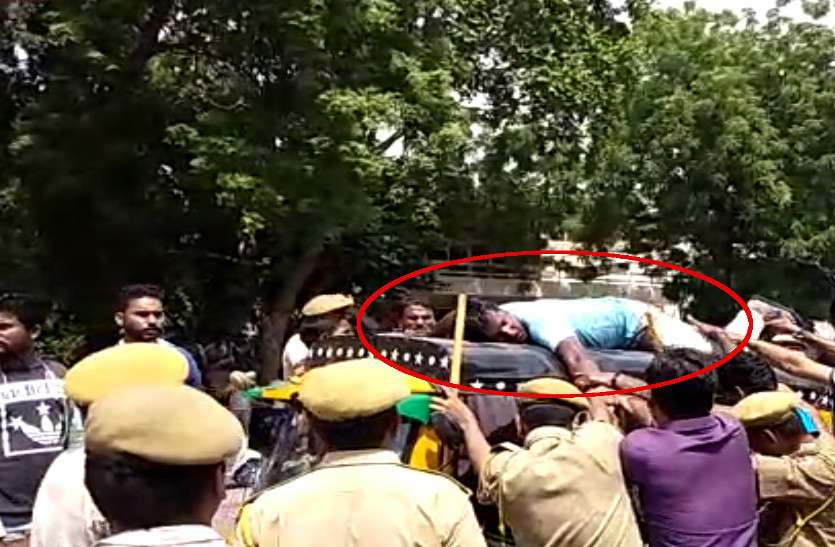 after not getting selected in exam, man attempted to commit suicide भर्ती परीक्षा में चयन ना हुआ तो निराश युवक ने लगाया धांधली का आरोप, किया आत्मदाह का प्रयास