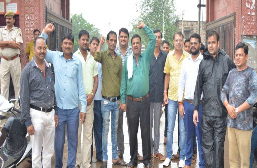 महासंघ के प्रदेशव्यापी आव्हान पर मंडियों में खरीद-फरोख्त बंद महासंघ के प्रदेशव्यापी आव्हान पर मंडियों में खरीद-फरोख्त बंद