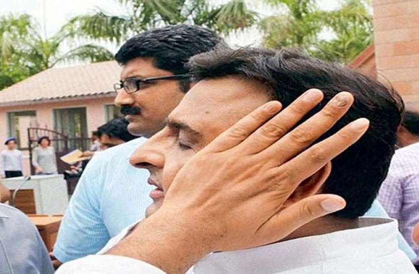 akhilesh इन्होंने अखिलेश यादव के राजनीतिक करियर को लेकर कर दी बड़ी भविष्यवाणी