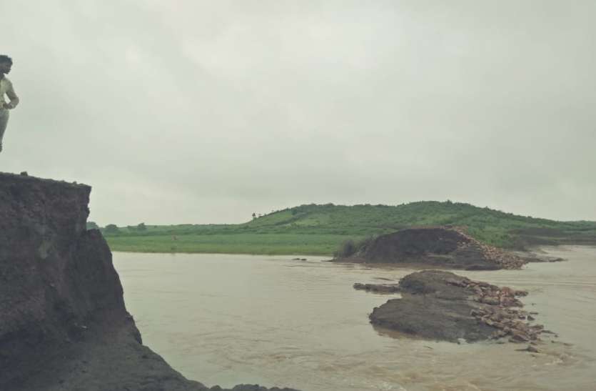 barish Heavy rain: लोगों ने रात में भागकर बचाई जान, कई लोग हुए बेघर