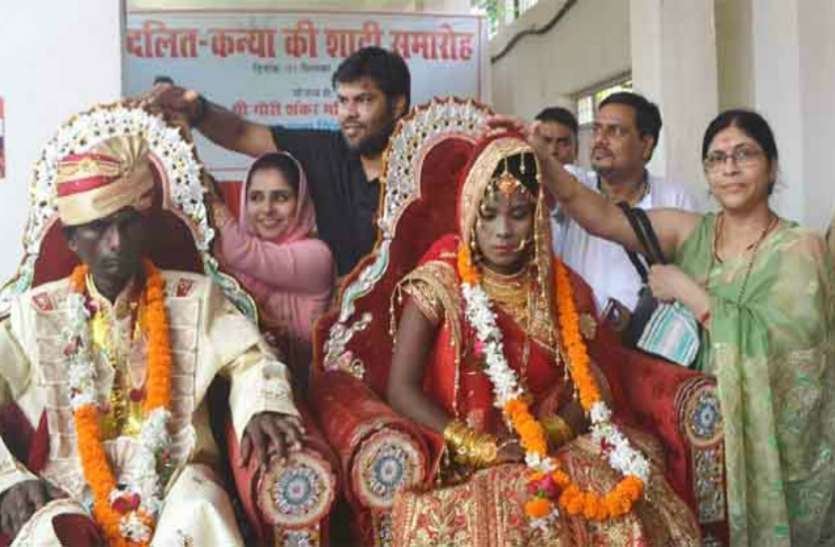 Dalit Girl Marriage गरीब दलित की शादी के लिए खुले मंदिर के दरवाजे, वैदिक मंत्रों के बीच हुए सात फेरे