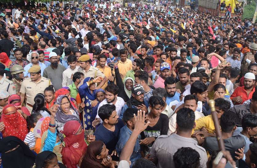 banswara triple murder तिहरा हत्याकांड: आरोपियों की गिरफ्तारी की मांग पर प्रदर्शन, तीन वाहनों में तोडफ़ोड़, पुलिस पर फेंकी चूडिय़ां