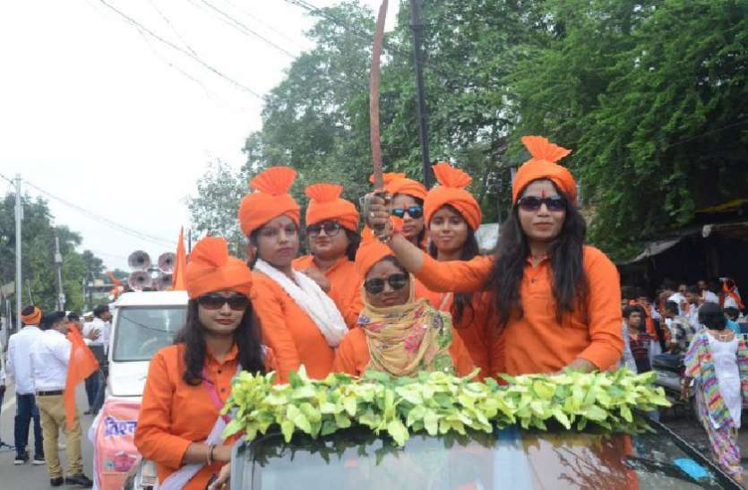 VHP janmashtmi celebration in jabalpur सड़कों पर लहराया भगवा, युवतियों का भी दिखा कुछ अलग अंदाज, देखें लाइव वीडियो