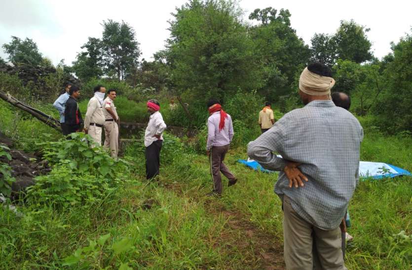 Son's body lying five days in farm well अपने ही खेत के कुएं में 5 दिन से पड़ी थी बेटे की लाश, देखकर उड़ गए होश