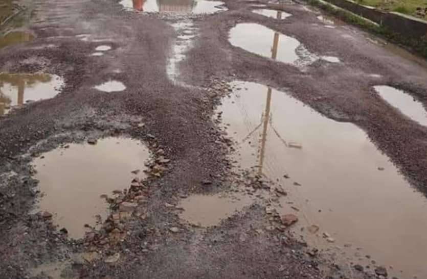 chitrakoot बारिश ने खोली पोल, दयनीय दशा में धर्मनगरी की सड़कें, मंत्री ने दिए हालत सुधारने के निर्देश