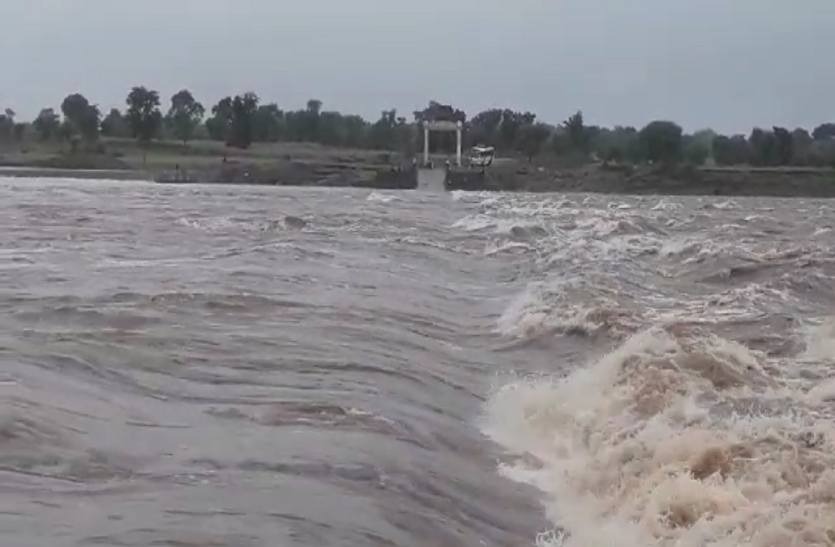 Chhatarpur's contact with Tikamgarh Dhasan river on the bust छतरपुर का टीकमगढ़ से संपर्क कटा, पचेर घाट पर उफान पर आई धसान नदी