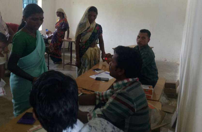 Mobile distribution सीएम की संचार क्रांति वाली मोबाइल से चल रहा बड़ा फर्जीवाड़ा, जानकर आप भी रह जाएंगे हैरान