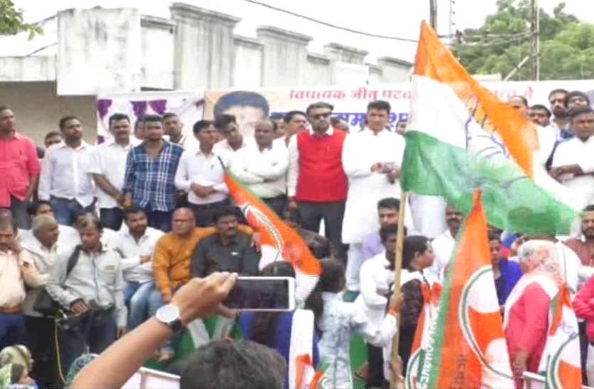 Demonstration of residents of Ward 75, protesting on the road वार्ड 75 के रहवासियों का प्रदर्शन,सड़क पर उतर कर किया विरोध