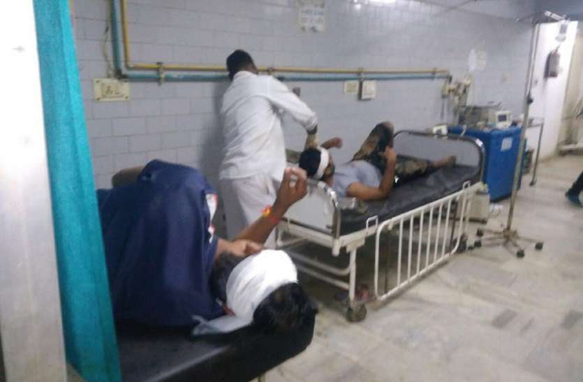 Half a dozen criminals throttled three hostels student धारदार हथियारों से लैस आधा दर्जन बदमाशों ने हॉस्टल के तीन छात्रों को दोड़ा-दौड़ा कर पीटा, जानिए पुलिस पर क्या लगे आरोप