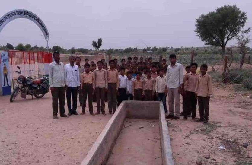 Water crisis in rural area एक साल से नलकूप बंद, पानी को तरस गए ग्रामीण
