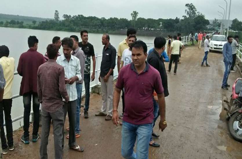 patrika news चंदेरी नदी में बहे व्यक्ति का मिला शव