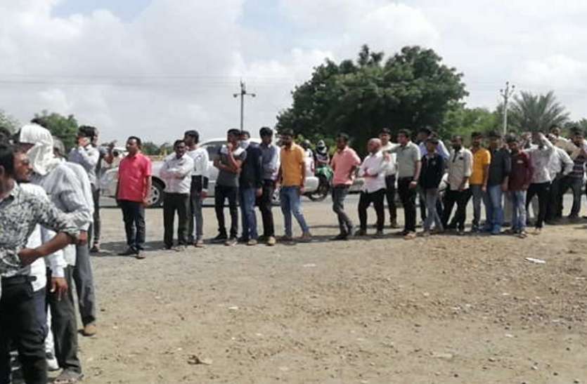 Hardik हार्दिक से मिलने को लाइन, घर के बाहर समर्थकों पर लाठीचार्ज