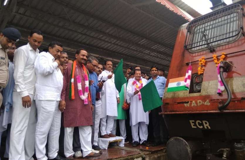 hindaun karauli news ठहरी गरबा एक्सप्रेस,स्टेशन पर गूंजे नारे