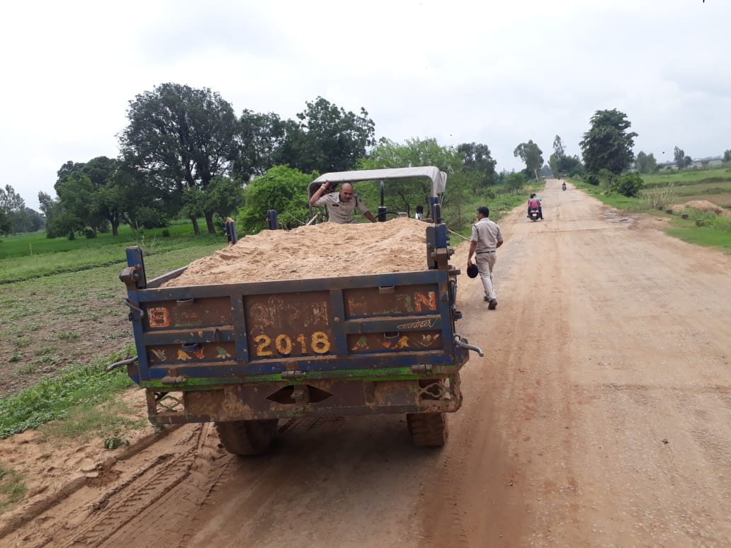 Illegal transport of sand in hoshangabad news पुलिस ने छापेमारी कर पकड़े पांच डंपर-ट्रक और एक टै्रक्टर-ट्रॉली
