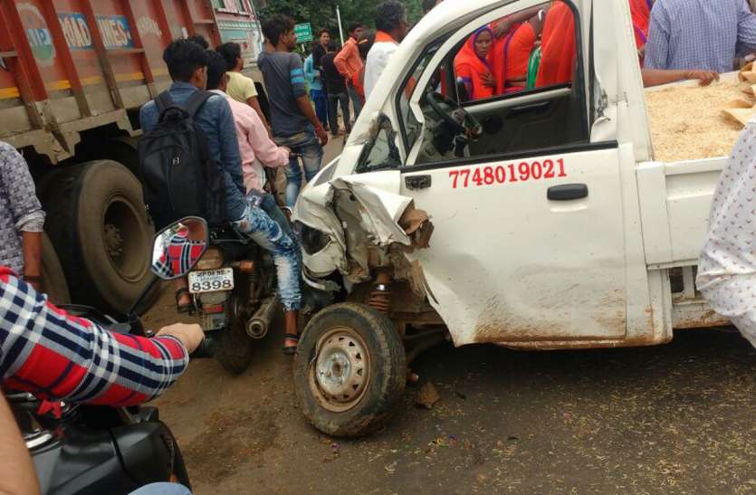road accident 13 woman injerd in harda madhya pradesh खड़े ट्रक से टकराया वाहन, 13 महिलाएं घायल, एक गंभीर