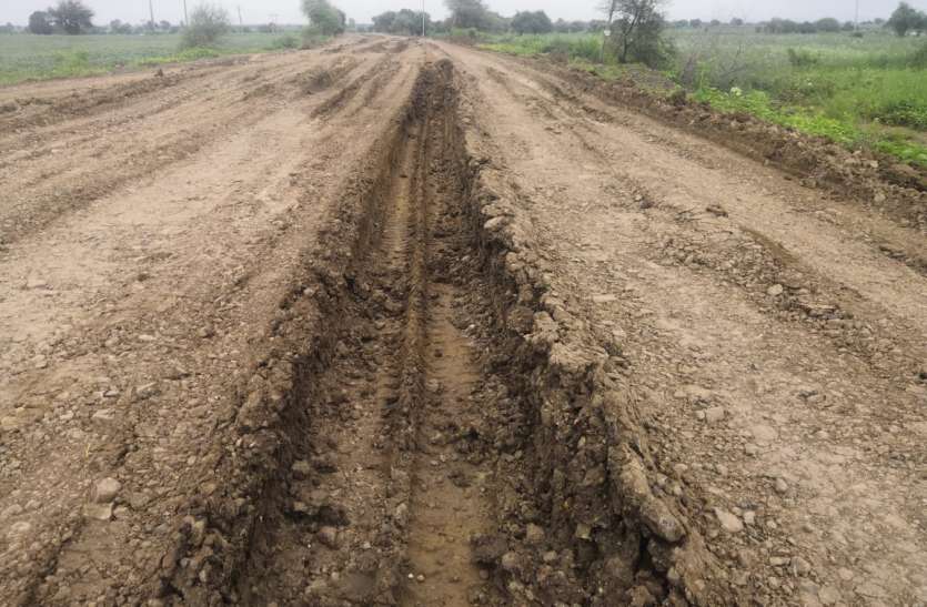 If the CM passes through the road सीएम सड़क मार्ग से गुजरते तो पता चलते सिराली-चारूवा मार्ग के दचके