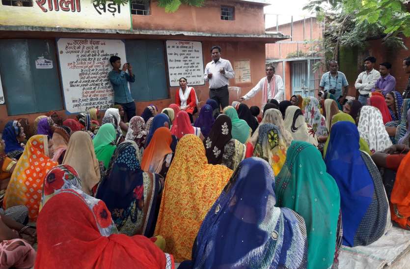 Do not accept demands, lunch will be made मांगें नहीं मानी तो मध्याह्न भोजन बनाना करेंगी बंद