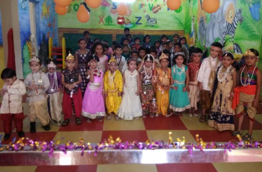 janmashtami-celebrated राधा-कृष्ण बने छात्र-छात्राओं के साथ मनाया जन्माष्टमी