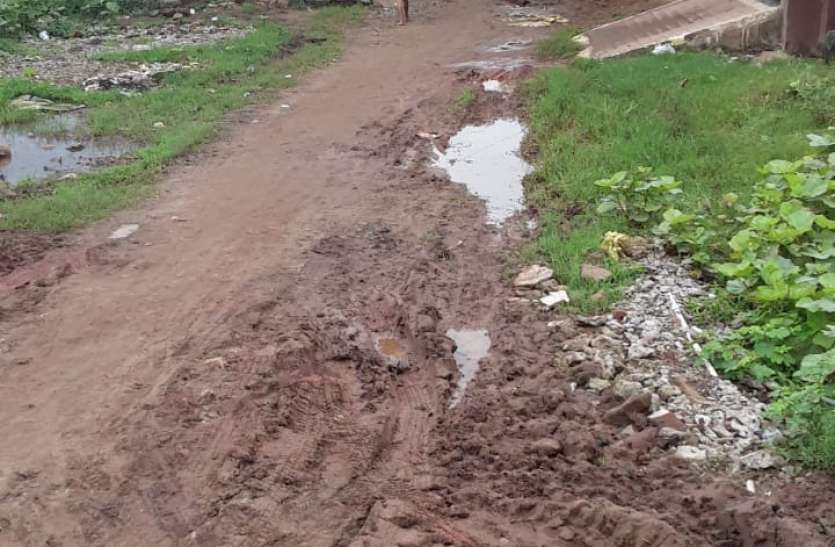 Road not made for 30 years, people get annoyed 30 साल से नहीं बनी सड़क, लोग परेशान