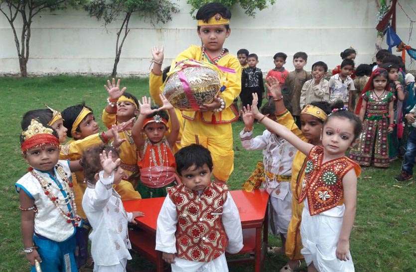 janmashtami-celebrated-in-schools-living-festivals-decorated जगह-जगह कृष्ण जन्मोत्सव व लीलाओं की सजीव झांकियां सजाई
