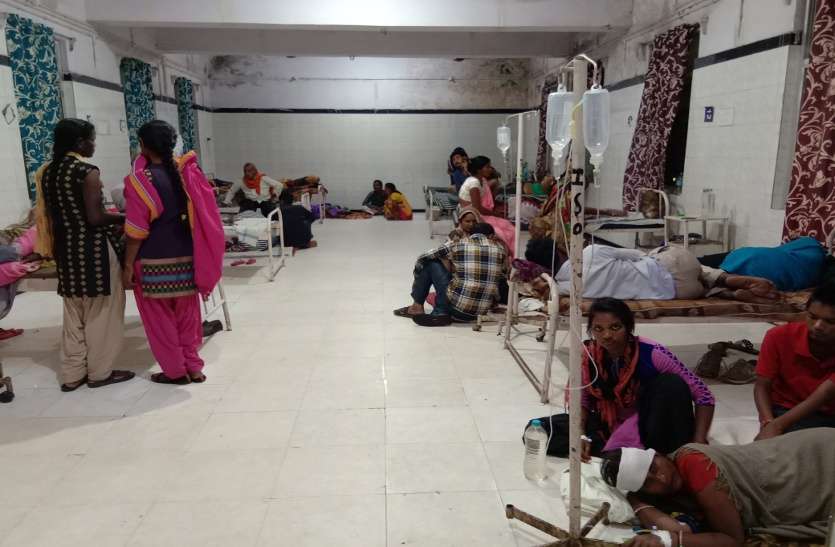 Disturbances in the District Hospital सुविधा शुल्क में हो गई बढ़ोत्तरी, सुविधाओं से महरूम सैकड़ों मरीज, हैरान की देगा आपको अस्पताल का ये नजारा