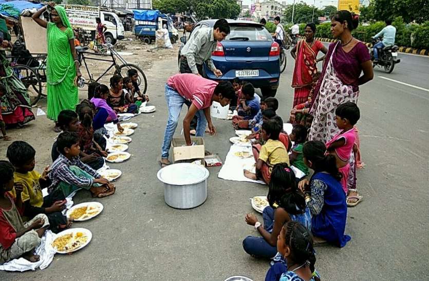 150 children of slum,s arrange free meals झोंपड़पट्टियों के150 बच्चों को निशुल्क भोजन की व्यवस्था