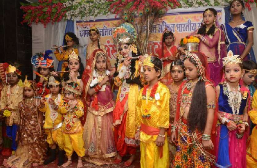 janmashtmi celebration in jabalpur हर तरफ कान्हा का जलवा, मन मोह लेगा ये अंदाज, देखें वीडियो