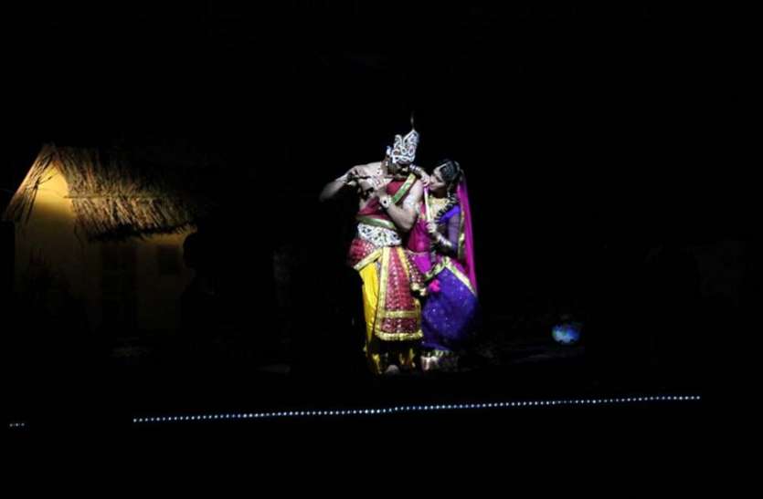 amazing janmashtmi celebration in jabalpur आधी रात को साल में एक बार ही दिखता है ये अजब नजारा, खास है राज